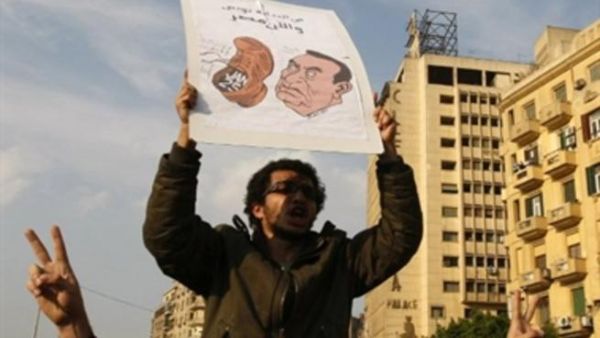 يطلق المتظاهرون شتائم وهتافات قاسية ضد الرئيس المصري