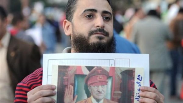 متظاهر يشبه مبارك بهتلر /ارشيف