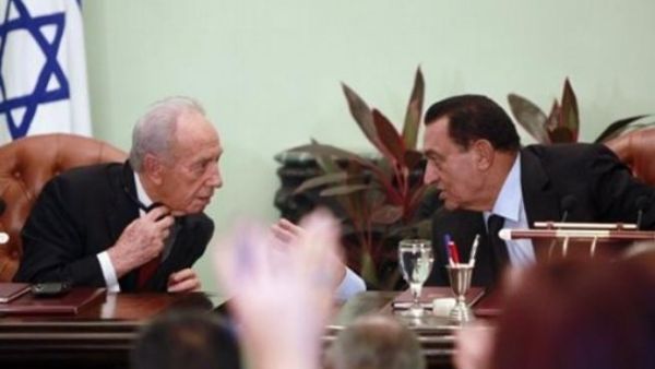 مبارك وبيريز خلال لقاء سابق/ارشيف