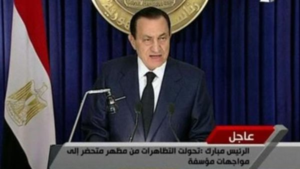 مبارك خلال القائه خطابه مساء الاثنين