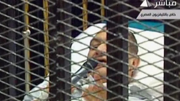 مبارك هو أول زعيم عربي يمثل للمحاكمة بشخصه منذ اجتاحت انتفاضات شعبية الشرق الأوسط 