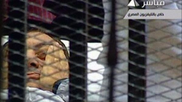 الرئيس المصري السابق حسني مبارك في قفص الإتهام