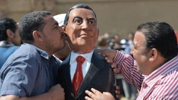 انصار مبارك خارج المحكمة يقبلون مجسما لشخصه/أ.ف.ب