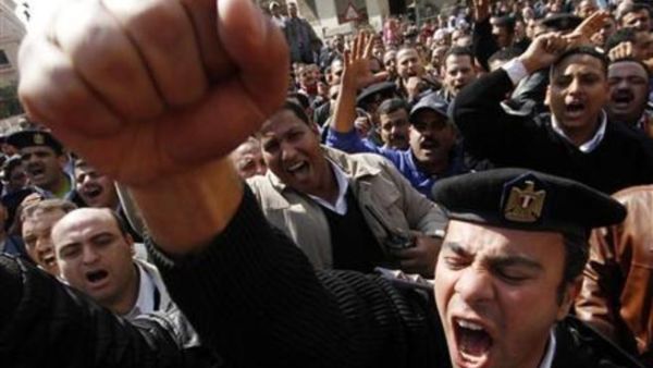 رجال شرطة اثناء احتجاج في القاهرة 
