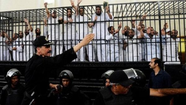 متهمون من أنصار وكوادر حركة الاخوان المسلمين في مصر