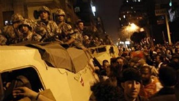 محتجون في القاهرة يرحبون بالجيش الذي نزل الى الشوارع