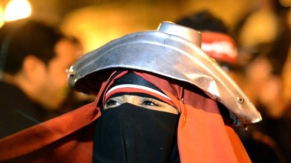 متظاهرة امام قصر الاتحادية/القاهرة/أ.ف.ب