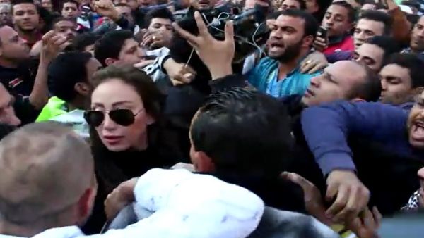 محتجون غاضبون، يهاجمون الإعلامية المصرية ريهام سعيد