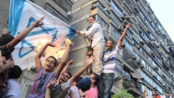 متظاهرون مصريون يحرقون العلم الإسرائيلي أمام مبنى السفارة الإسرائيلية في القاهرة