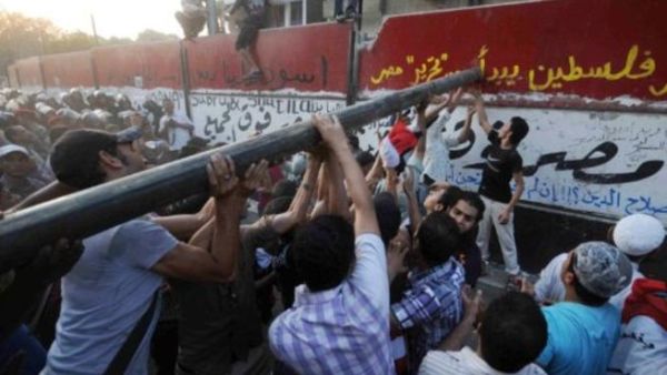 شباب الثورة المصرية يهدمون السور المحيط بالسفارة الإسرائيلية في القاهرة