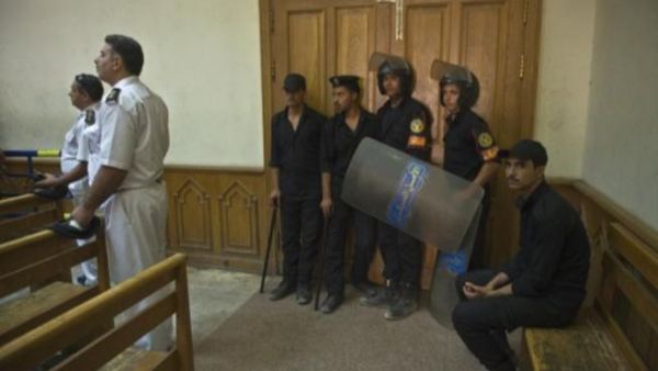 شرطة مكافحة الشغب داخل قاعة محكمة الناشط احمد دومة في القاهرة/أ.ف.ب