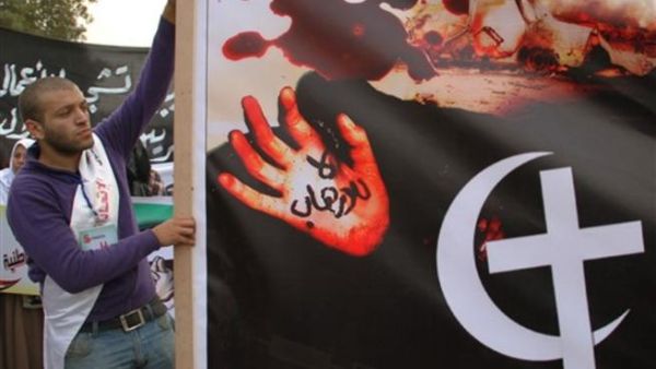 تظاهرة في مصر تندد بالهجوم على الكنيسة القبطية/أ.ف.ب 