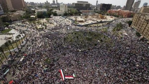 مصريون في ميدان التحرير يوم 13 مايو ايار 2011.