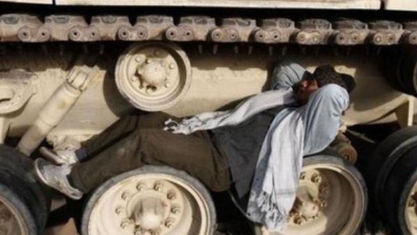 متظاهر في ميدان التحرير يستلقي على عجلات دبابة