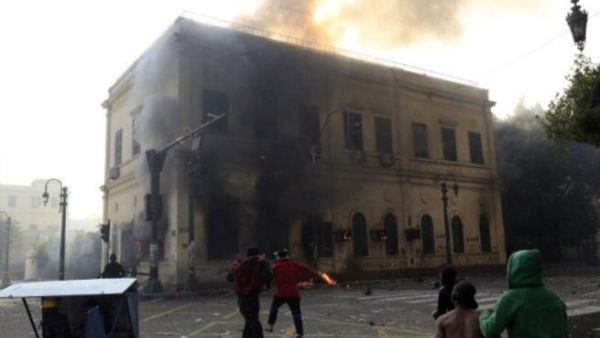 مباني محترقة وسط القاهرة إثر المواجهات مع المتظاهرين 