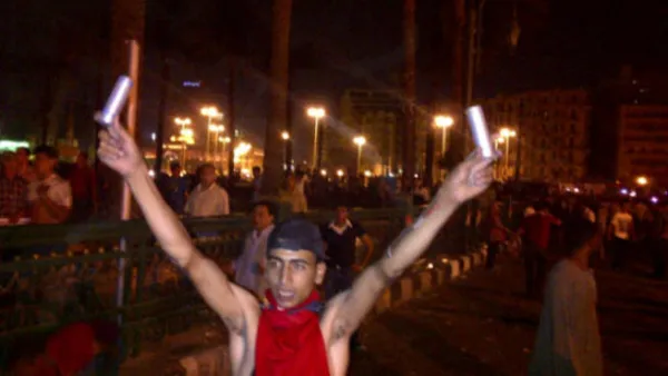 متظاهر في التحرير يرفع قنابل غز مسيلة للدموع/صورة عن الانترنت