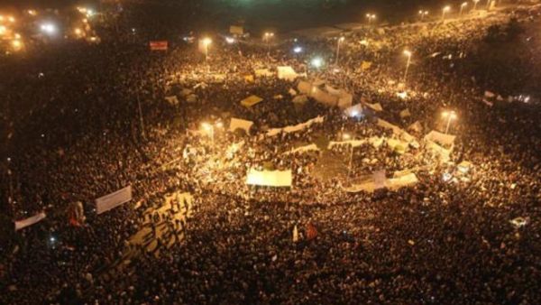 حشود في ميدان التحرير ضد الاعلان الدستوري للرئيس المصري/أ.ف.ب