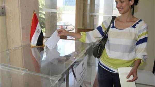 المصريون في الخارج يدلون باصواتهم 