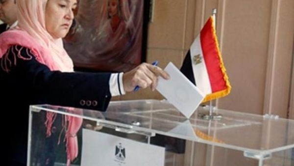 An Egyptian woman casts her ballot. Image used for illustrative purposes. (Al Bawaba/File)