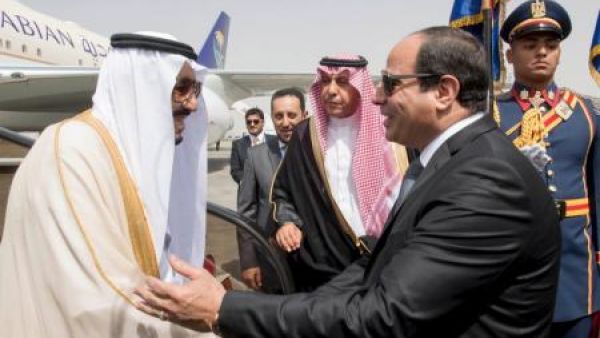 الرئيس المصري عبدالفتاح السيسي يستقبل العاهل السعودي الملك سلمان في مطار القاهرة يوم الخميس
