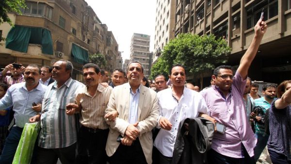 Egyptian Journalists Syndicate president Yahiya Kallash, secretary general Gamal Abd el-Rahim, and freedoms committee chief Khaled el-Balshy march and shout slogans after leaving the courthouse in Cairo on June 4, 2016. (AFP/Stringer) Egyptian Journalists Syndicate president Yahiya Kallash, secretary general Gamal Abd el-Rahim, and freedoms committee chief Khaled el-Balshy march and shout slogans after leaving the courthouse in Cairo on June 4, 2016. (AFP/Stringer)