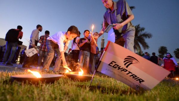 Egyptians light candles during a candlelight vigil for the 66 victims of the EgyptAir MS804 flight that crashed in the Mediterranean Sea, at the Cairo Opera House in the Egyptian capital on May 26, 2016. (AFP/Khaled Desouki)
