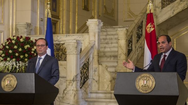 Egyptian President Abdel Fattah al-Sisi (R) and his French counterpart Francois Hollande hold a press conference at the al-Qubaa palace in Cairo on April 17, 2016. (AFP/Khaled Desouki)