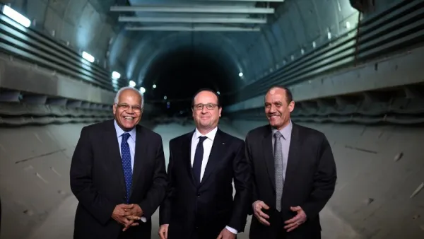 French President Francois Hollande (C), flanked by Egyptian Minister of Transports Gallal al-Said (L) and Head of the National Authority of Tunnels (NAT), Ismael al-Nagdi, visits the third line of Cairo's metro which is under construction, on April 18, 2016. (AFP/Stefane de Sakutin)