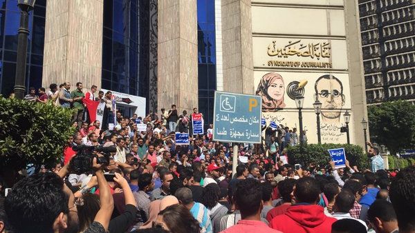 Ahram's editorial hit out at the interior ministry's "several mistakes in this past period, concluding with its unfortunate behavior against the right[s] of journalists and media workers." (Twitter)

(Twitter)
