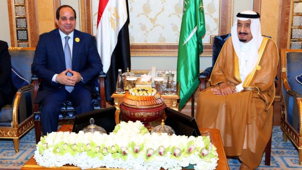 Saudi King Salman bin Abdulaziz met with Egyptian President Abdel Fattah al-Sisi during his visit to Riyadh, on March 1, 2015. (AFP/File)