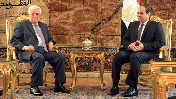 Palestinian president Mahmoud Abbas and Egyptian president Abdel Fattah al-Sisi. (AFP/File)