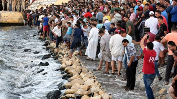 Egyptians stand on the shore as they wait for the recovery of bodies, during a search operation after a boat carrying migrants capsized in the Mediterranean, along the shore in the Egyptian port city of Rosetta on September 22, 2016. (AFP/Mohamed El-Shahed)