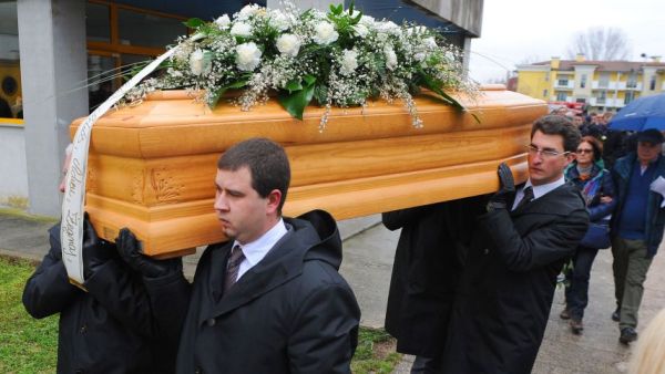 Mourners carry the coffin of Giulio Regeni, a Cambridge University PhD student who was found dead after disappearing in Cairo last month. February 12, 2016. (AFP/File)
