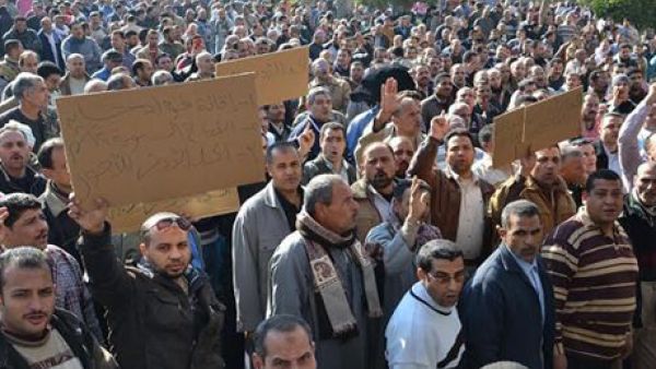 Almost 3,000 textile workers in Mahalla El-Kubra, mostly women, staged a strike on Tuesday to demand better pay. (Ahram)