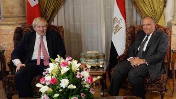 British Foreign Secretary Boris Johnson (L) meets with his Egyptian counterpart Sameh Shoukry on February 25, 2017, in the capital Cairo. (AFP/Stringer)