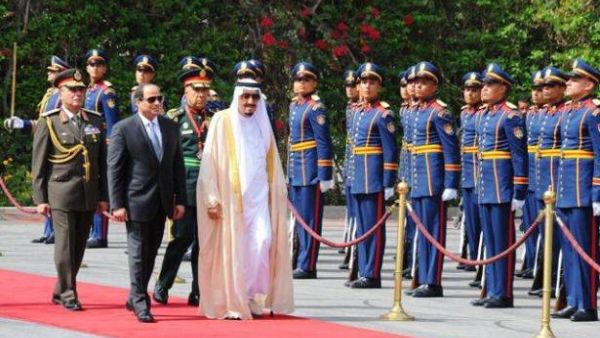 Egyptian President Abdel Fattah al-Sisi (L) and Saudi King Salman bin Abdulaziz reviewing troops before a meeting in Cairo. [AFP]
