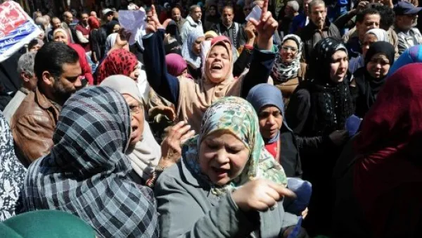 Dozens of Egyptians take part in demonstration in front of a government office in downtown Alexandria on March 7, 2017, against the decision of the supply ministry to limit the distribution of subsidised bread to holders of new digital cards. [AFP]