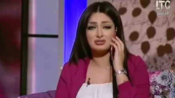 Presenter Heba al-Zayed apparently getting divorced on air. (Screenshot)