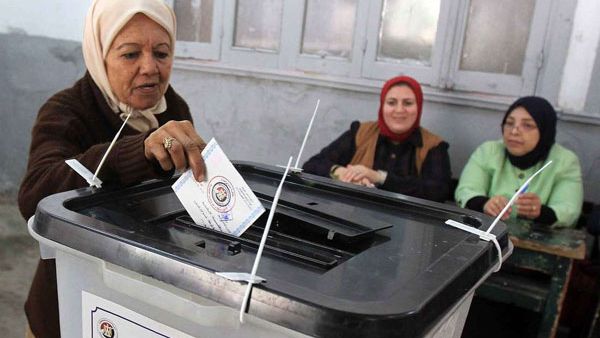 An Egyptian woman casts her vote at a polling station in al-Montazah district, Alexandria City. (AFP/ File Photo)