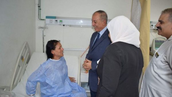 Egyptian Ahmed Abdullah, Governor the Red Sea, visits injured tourists in hospital (AFP)