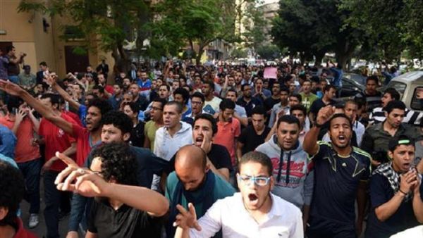 Egyptian protesters demonstrate in the capital, Cairo, on April 25, 2016, against the handing over of two Red Sea islands to Saudi Arabia. (AFP/File) Egyptian protesters demonstrate in the capital, Cairo, on April 25, 2016, against the handing over of two Red Sea islands to Saudi Arabia. (AFP/File)