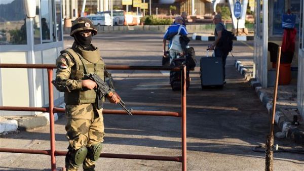 A soldier from the Egyptian army special forces mans a temporary checkpoint outside Sharm el-Sheikh. (AFP/File)