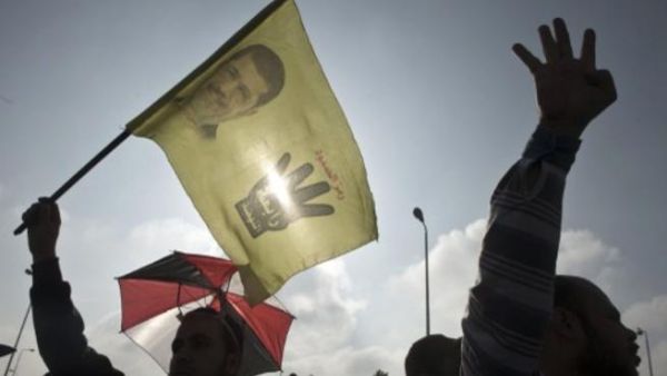 "أطباء مصر" تطالب بنقل مساعد لـ"مرسي" من محبسه إلى مستشفى للعلاج
