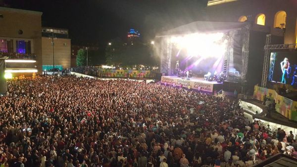 So many fans. Could this really be Elissa's concert? (Facebook)