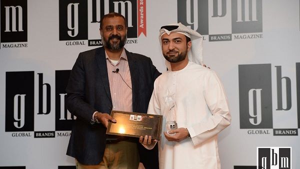 وسيم سيفي، نائب الرئيس التنفيذي للخدمات المصرفية للأفراد وإدارة الثروات في الإمارات الإسلامي يستلم الجائزة.