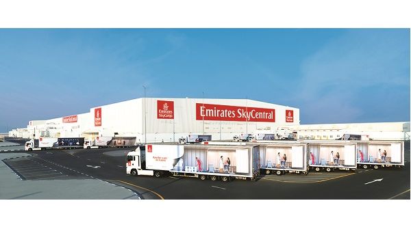 أسطول مكون من 49 شاحنة يربط بين محطتي "سكاي سنترال" التابعتين لـ"الإمارات للشحن الجوي" في مطاري دبي وآل مكتوم الدوليين على مدار الساعة. أسطول مكون من 49 شاحنة يربط بين محطتي "سكاي سنترال" التابعتين لـ"الإمارات للشحن الجوي" في مطاري دبي وآل مكتوم الدوليين على مدار الساعة.