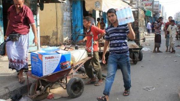 Yemenis go shopping in the southern port city Aden, May 2015.  (AFP/File)