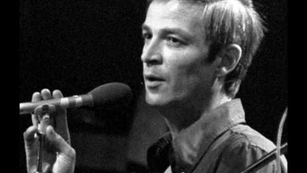 Arik Einstein performing on stage at one of his many concerts throughout his long career. (Image: wikipedia)