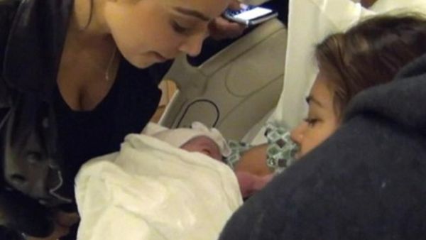 نجمة تلفزيون الواقع الأميركية كيم كرديشيان تضع مولودتها الاولى