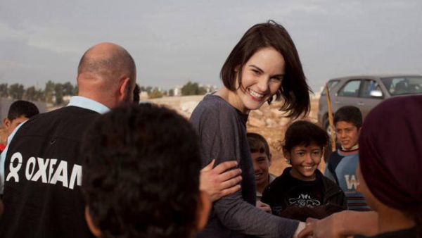 Michelle Dockery, Downton Abbey's Lady Mary, loves on Syrian refugees in Zaatari. (Image: Facebook)